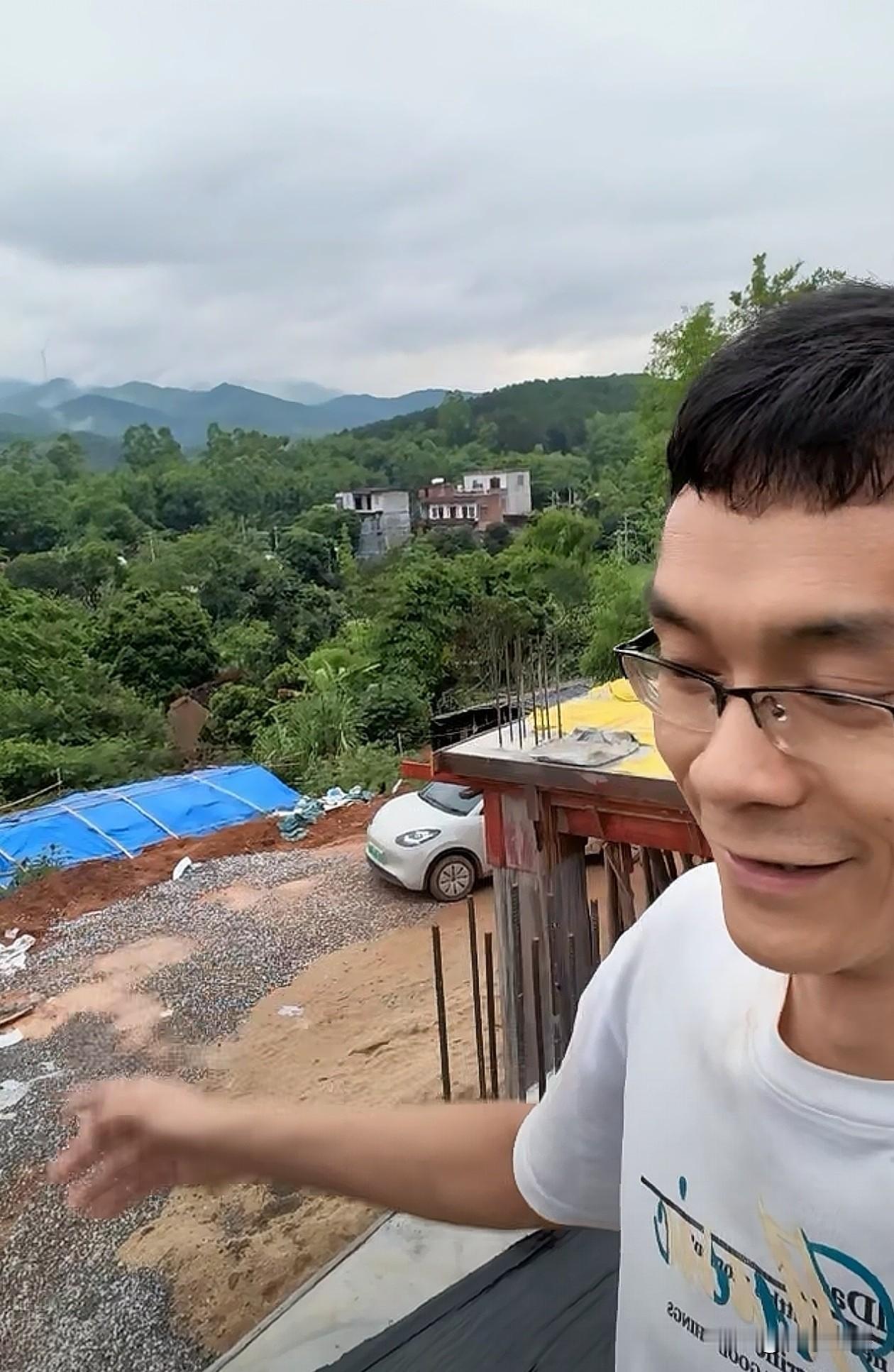 唐尚珺建的楼房不是他一个人出钱，合情合理！5月3日，放假在家的唐尚珺开直播透露，