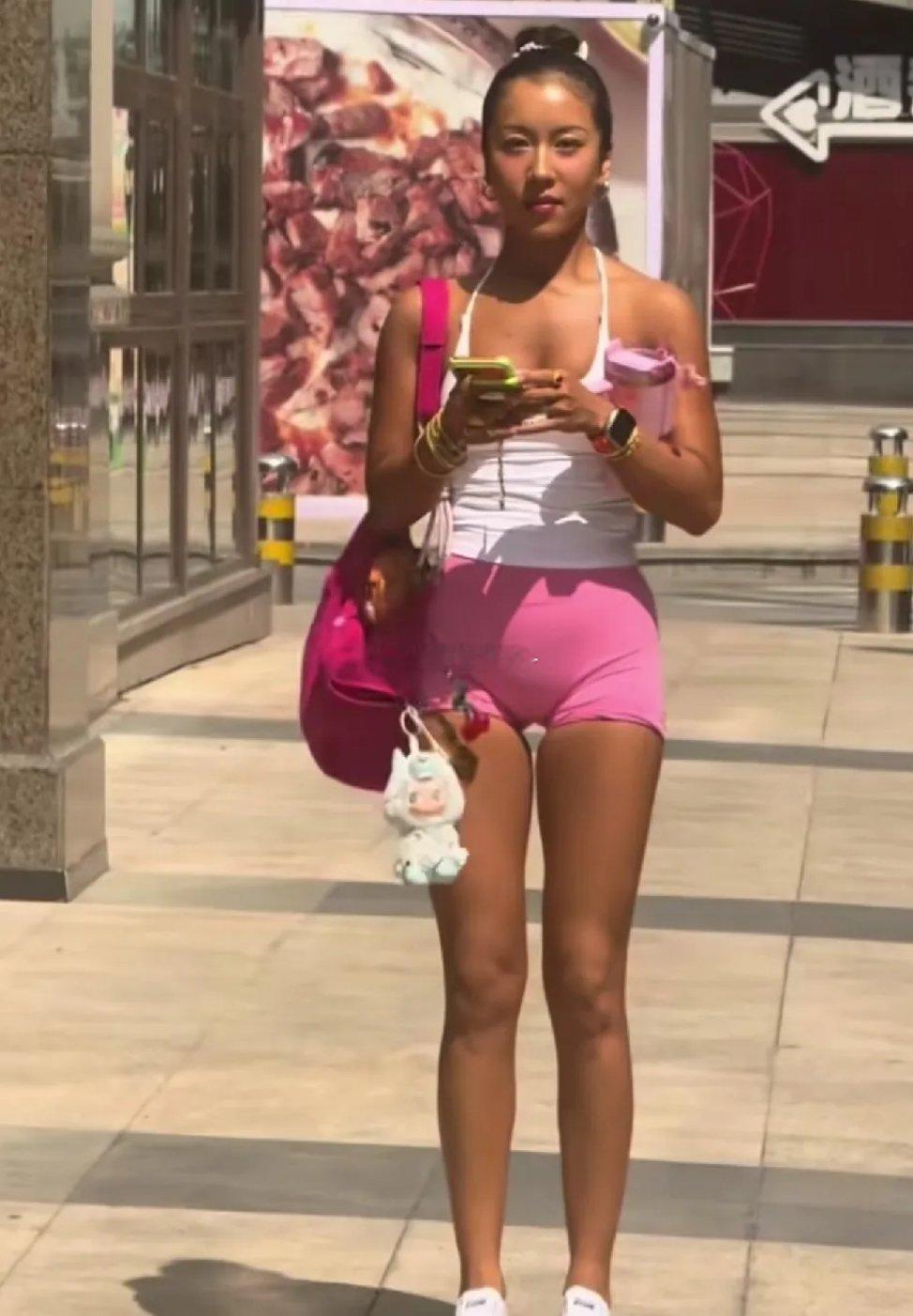 为什么皮肤黑的女生更敢穿，只要是身材好的小麦色皮肤，就更喜欢穿露背装，或者热裤，