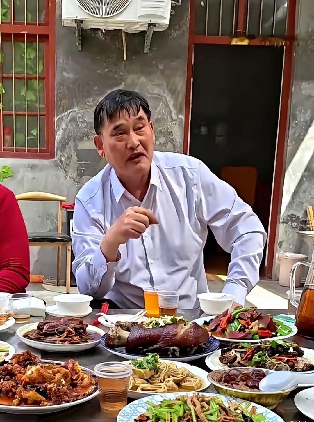 朱之文聊起早年的事，说得挺直白。有人问他：朋友牵线，顺手抽个点，你不憋屈？他嘿嘿