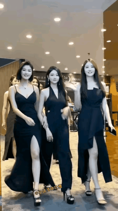 美女们这会的心情好的很，因为她们都是公司的代表，厂里的精英。