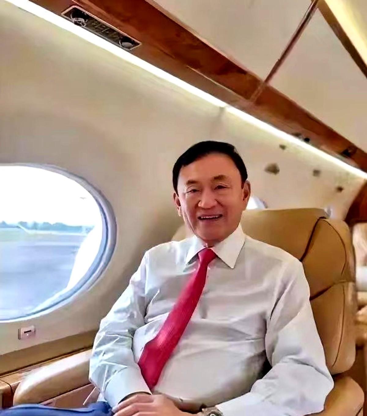 9月8日，他信若真落地曼谷，泰国政坛秒变牌桌。
网友@清迈夜风：他敢不回来，为泰