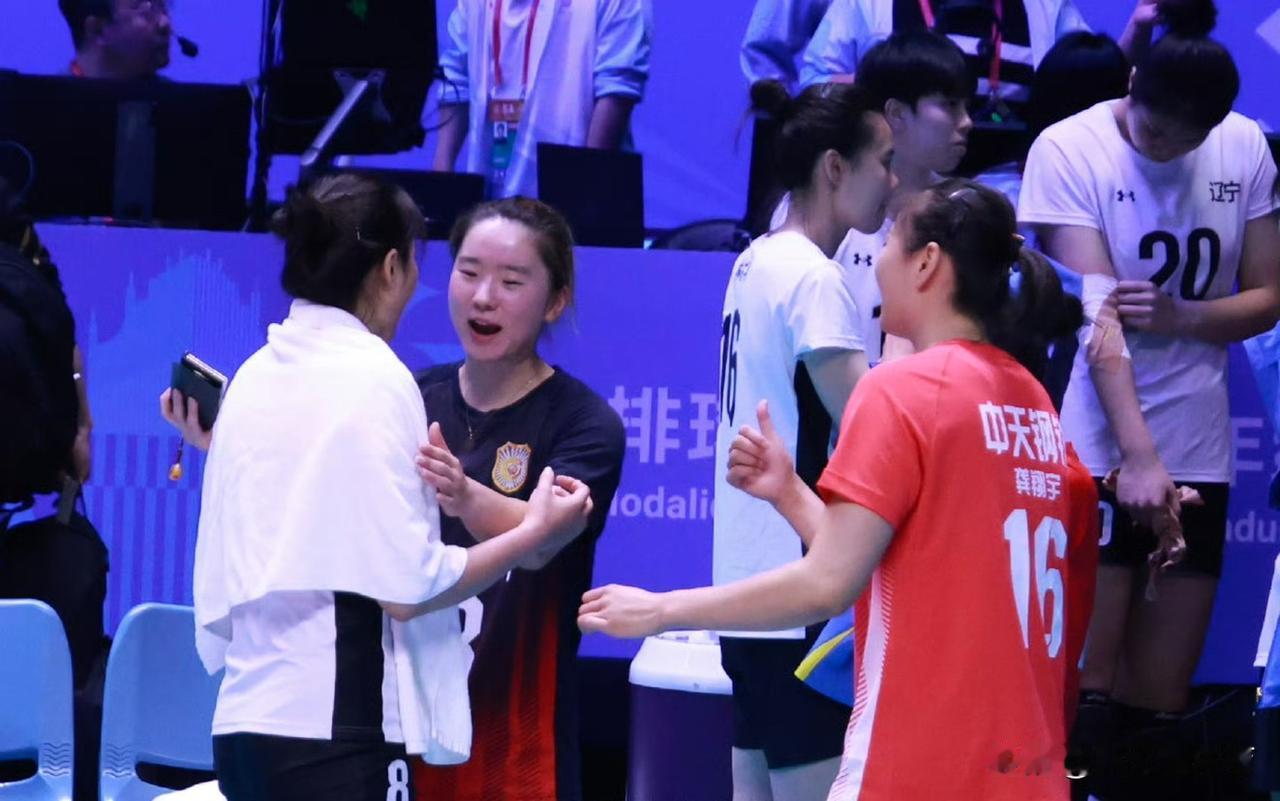 相爱相杀的闺蜜团！江苏女排跟辽宁女排的赛后温馨一幕，虽然赛场上是互相“搏杀”，但