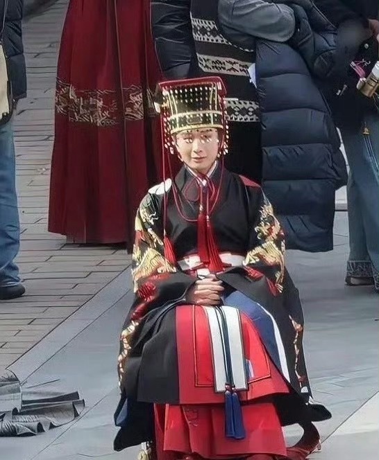 成毅这造型怎么显得这么矮小 