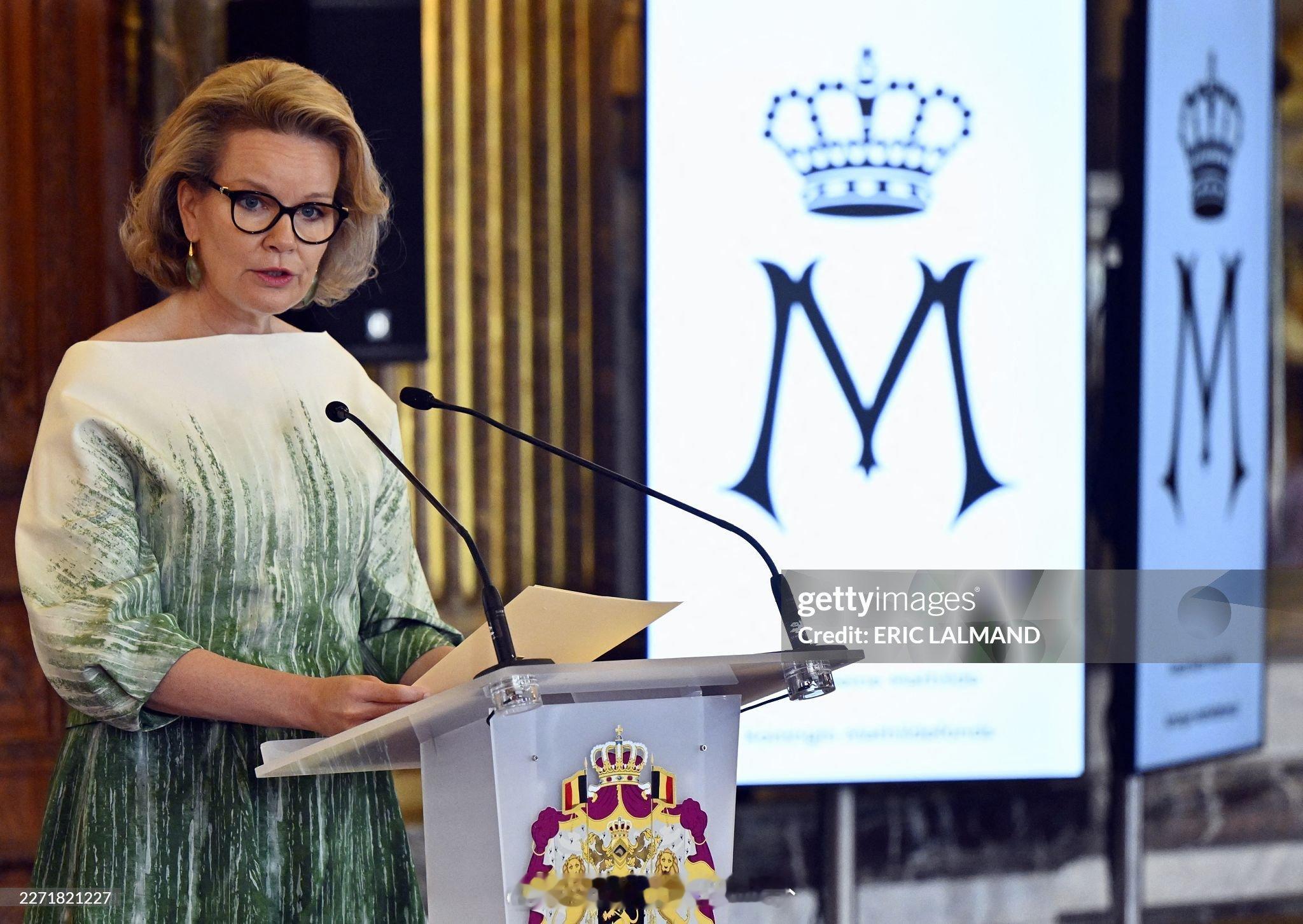 4.21 比利时王后玛蒂尔德出席颁奖礼，裙子来自natan 