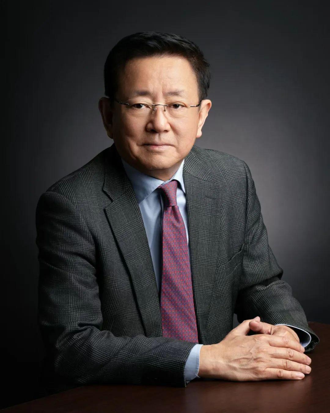 一位经济学家说：
“月薪八千的公务员是个什么概念，等于月薪过万的国企员工，等于月