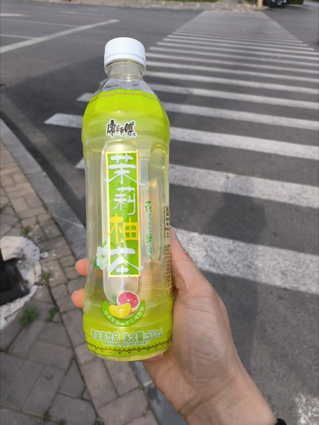 茉莉开清香来 户外散步天气有些热了，买来一瓶冰的康师傅茉莉柚茶，瞬间舒服轻松。舒