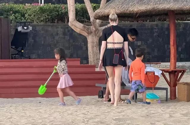 撒贝宁全程守护好宠老婆！李白光脚走路他紧盯避免受伤，小腿肌肉线条超发达，女儿长相