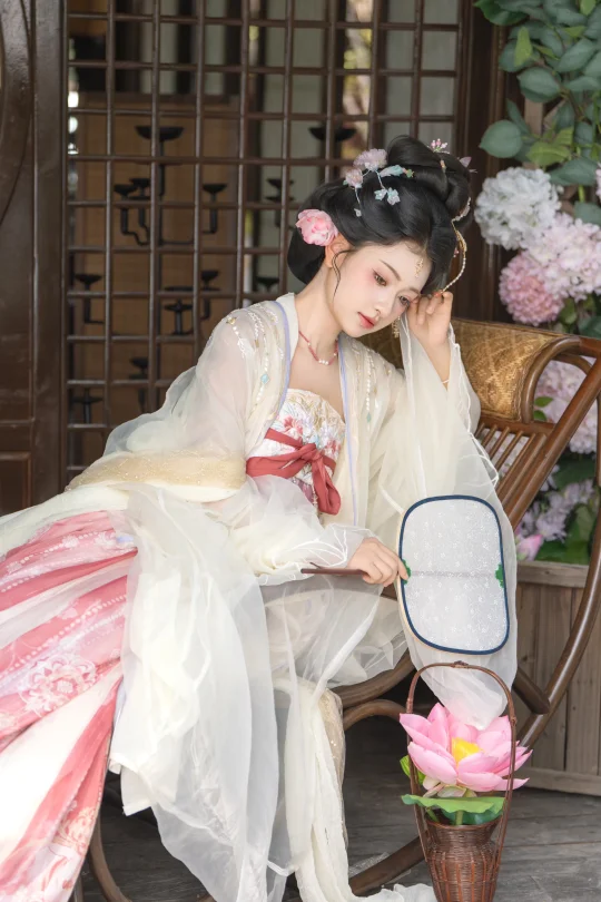 “闲梦正悠悠，凉风生竹楼”