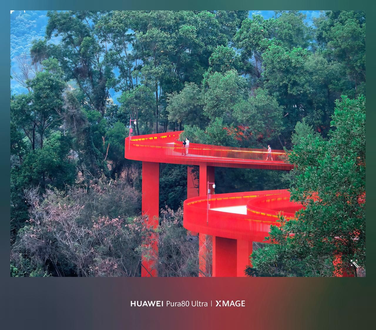 今天路过这片红色建筑，被这抹亮色点亮心绪！它像城市的跳动脉搏，在绿意中格外醒目。