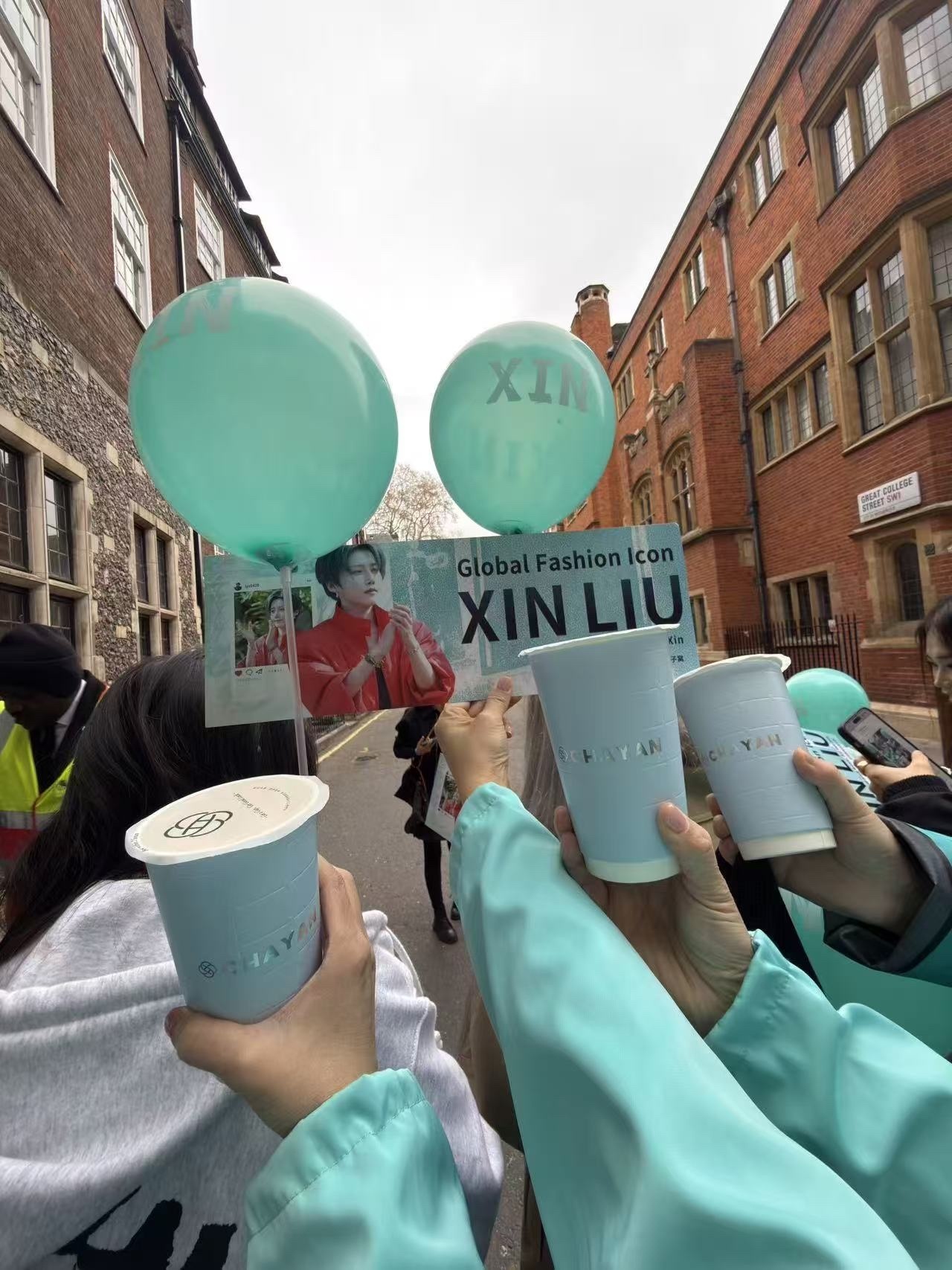 刘雨昕出席肯迪文百年大秀•伦敦给粉丝的逆应援，双向奔赴🫶🏻 