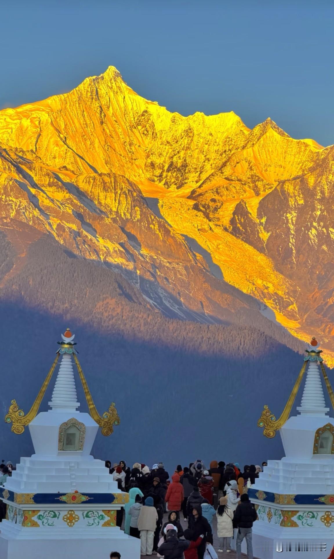 分享一张最近随手拍的照片这才是真正的日照金山，愿见者财源滚滚！