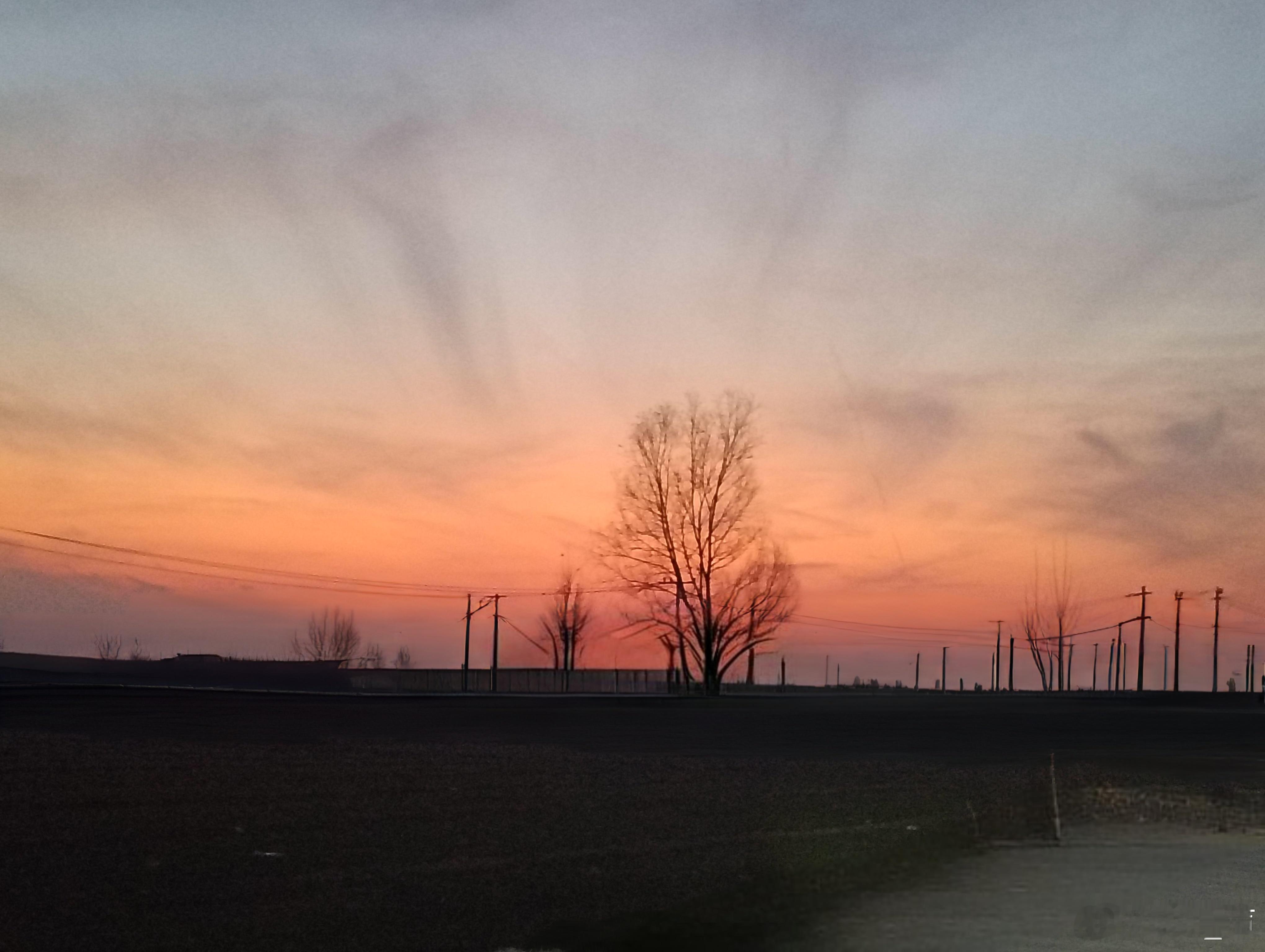 回家路上的晚霞（尾巴），明天就看不到喽！日月星移爱旅相依 下班下班… 