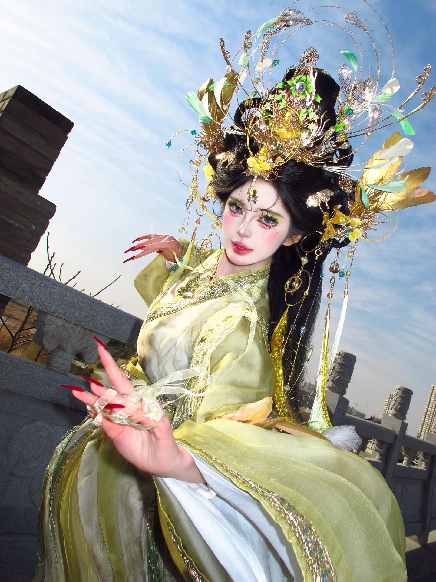 光明去散黑暗  神明降临人间。