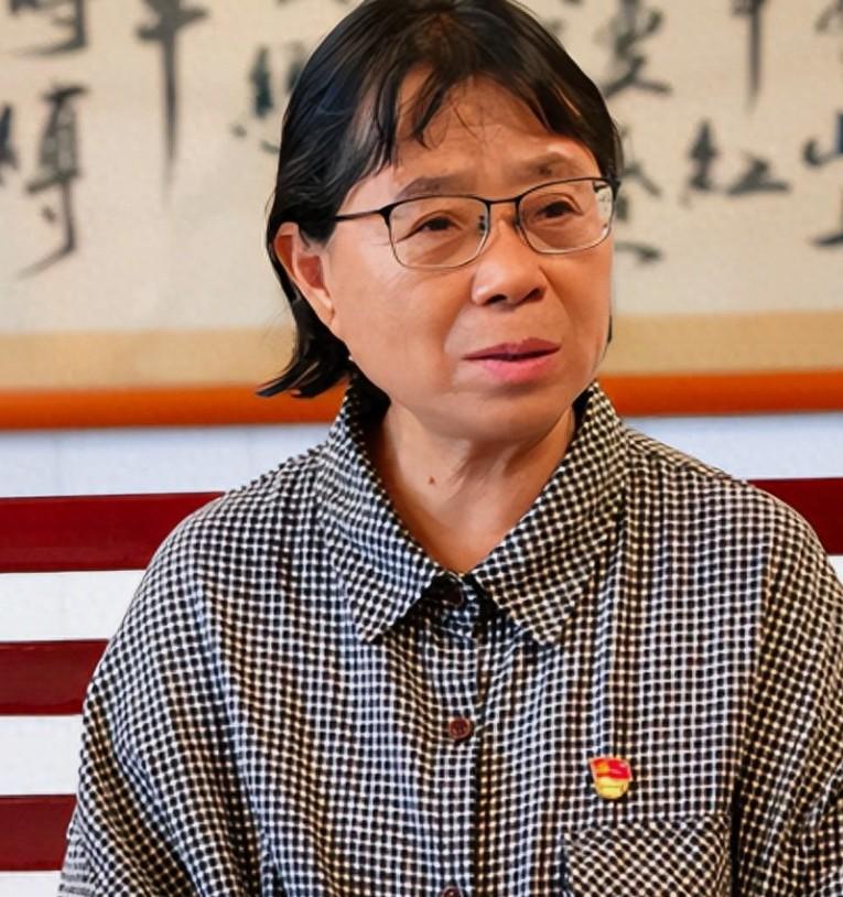 张桂梅校长在云南丽江的大山里就是一束亮光，照亮山区女孩子前进道路。
 
她才是一