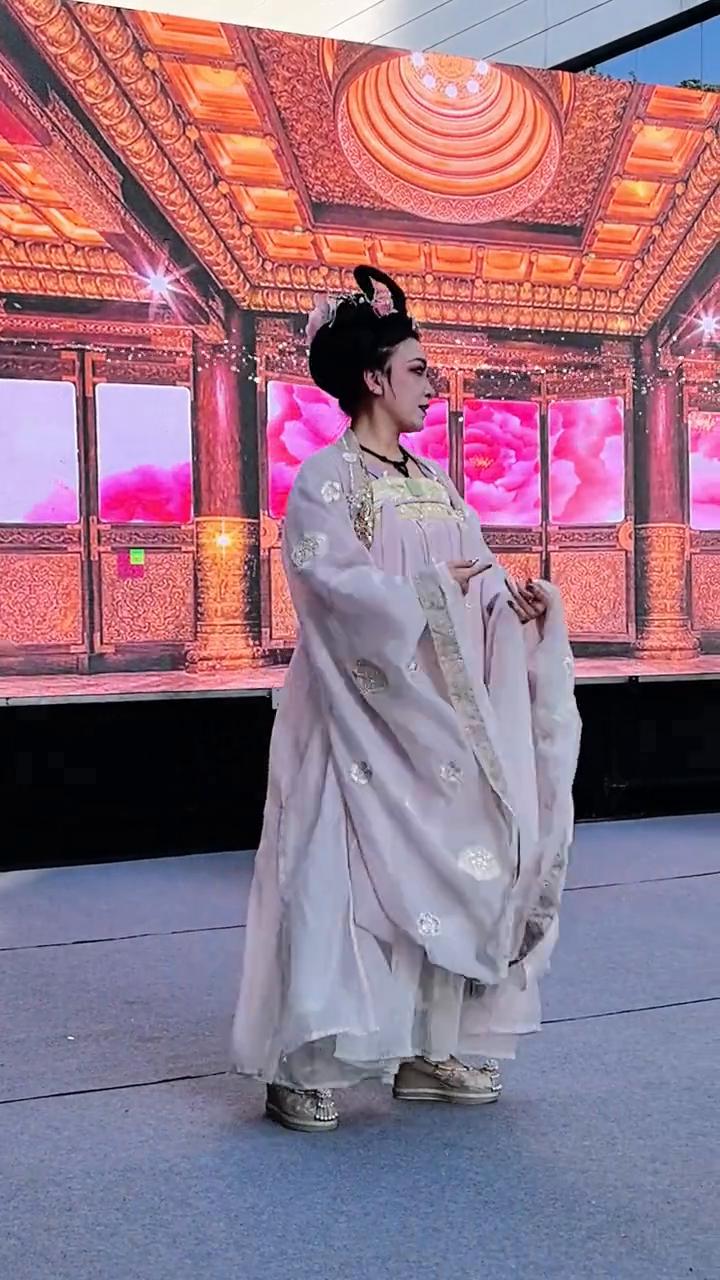 歌舞升平免费试吃。
全饺子馅的。