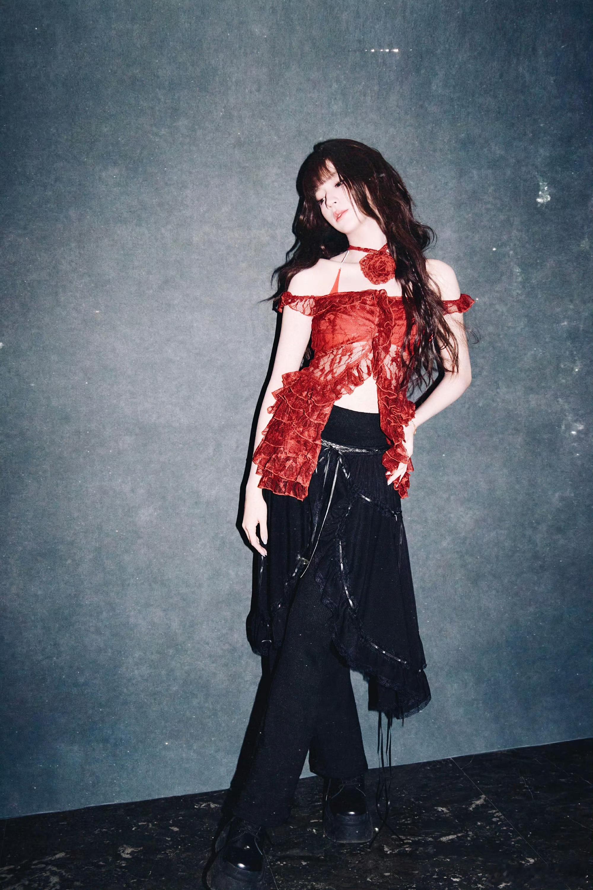 欧阳娣娣摇曳生姿红玫瑰 欧阳娣娣这波红玫瑰造型真的美到心巴！红色吊带蕾丝上衣明艳