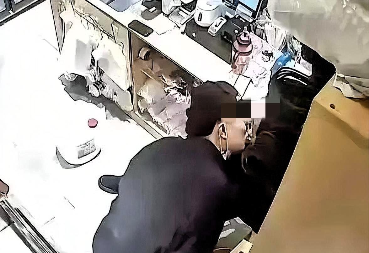 孤男寡女还是要有点距离。
湖北一奶茶店女店长就和男员工出/轨了，这还是在店里，被