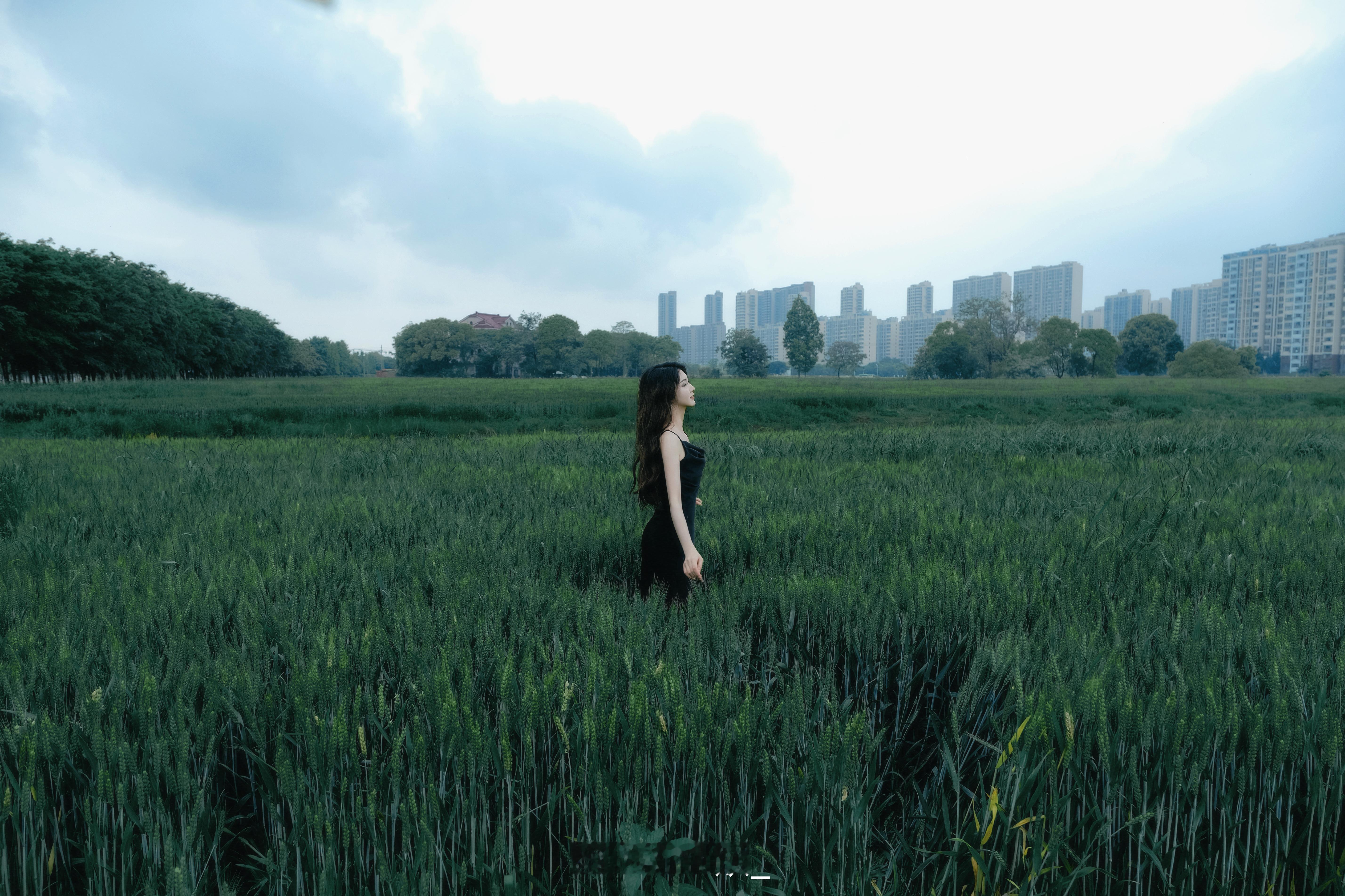 #亿点曝光计划# 比起有人左右情绪的生活，我更喜欢无人问津的日子，孤独且自由，潇