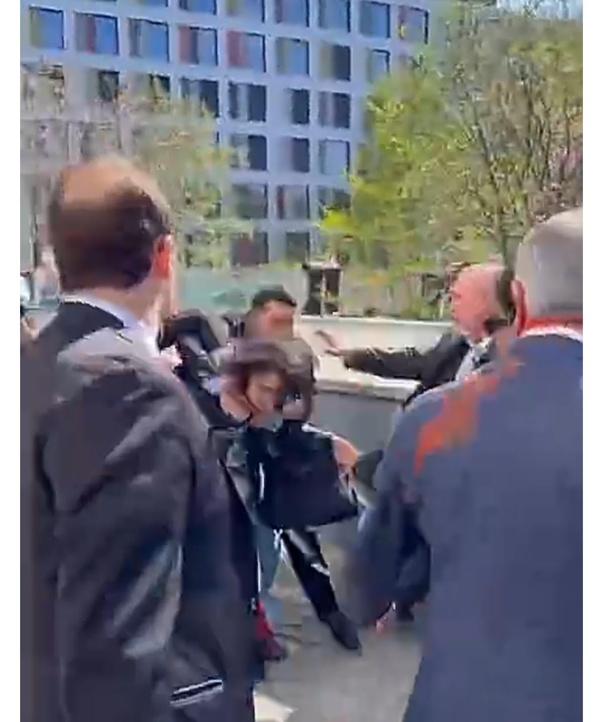 今天在德国首都柏林，一名伊朗男子向伊朗巴列维王朝末代王储礼萨·巴列维喷洒了番茄酱