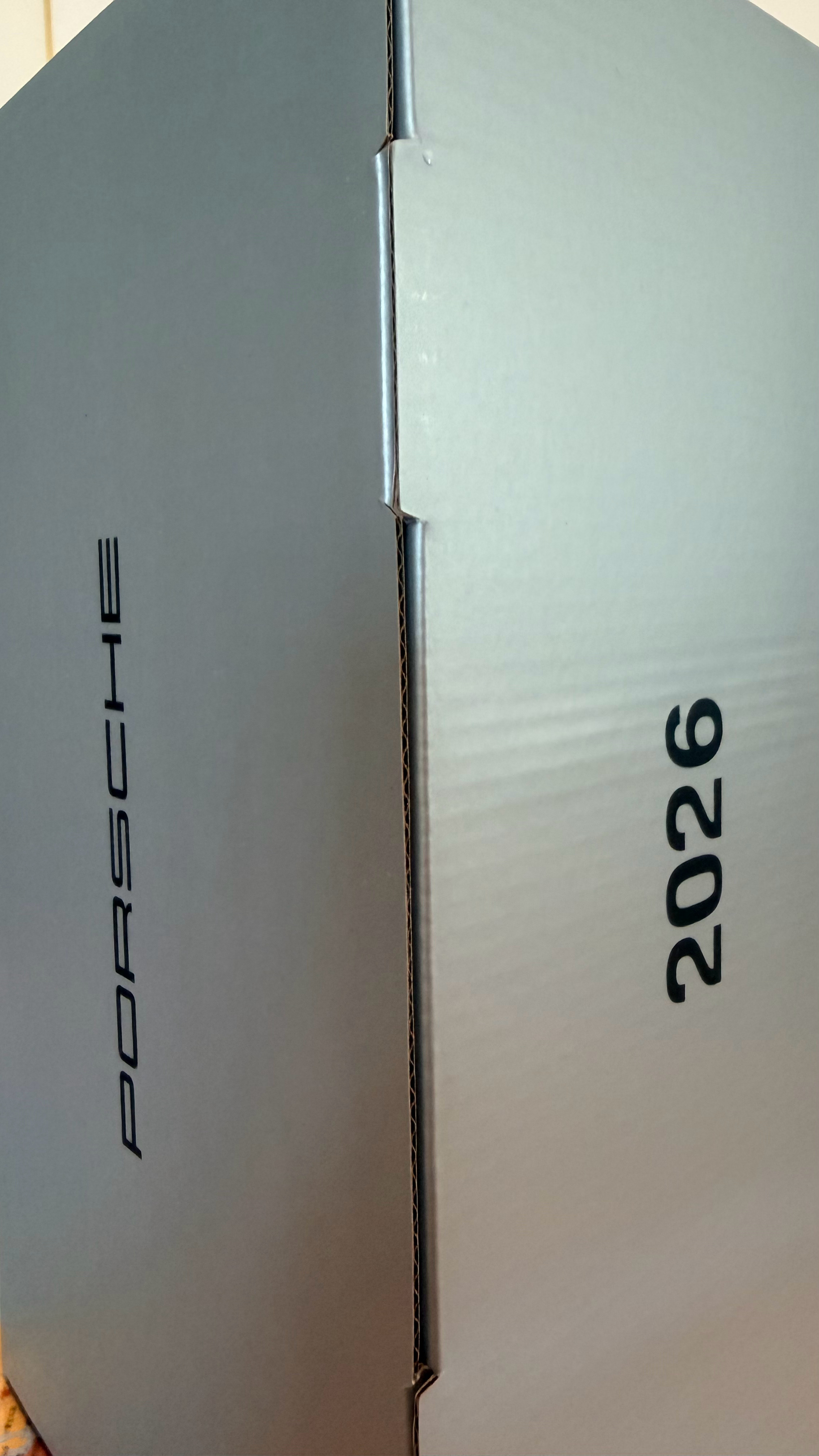 辞旧迎新…又到了替换年历的时候…保时捷