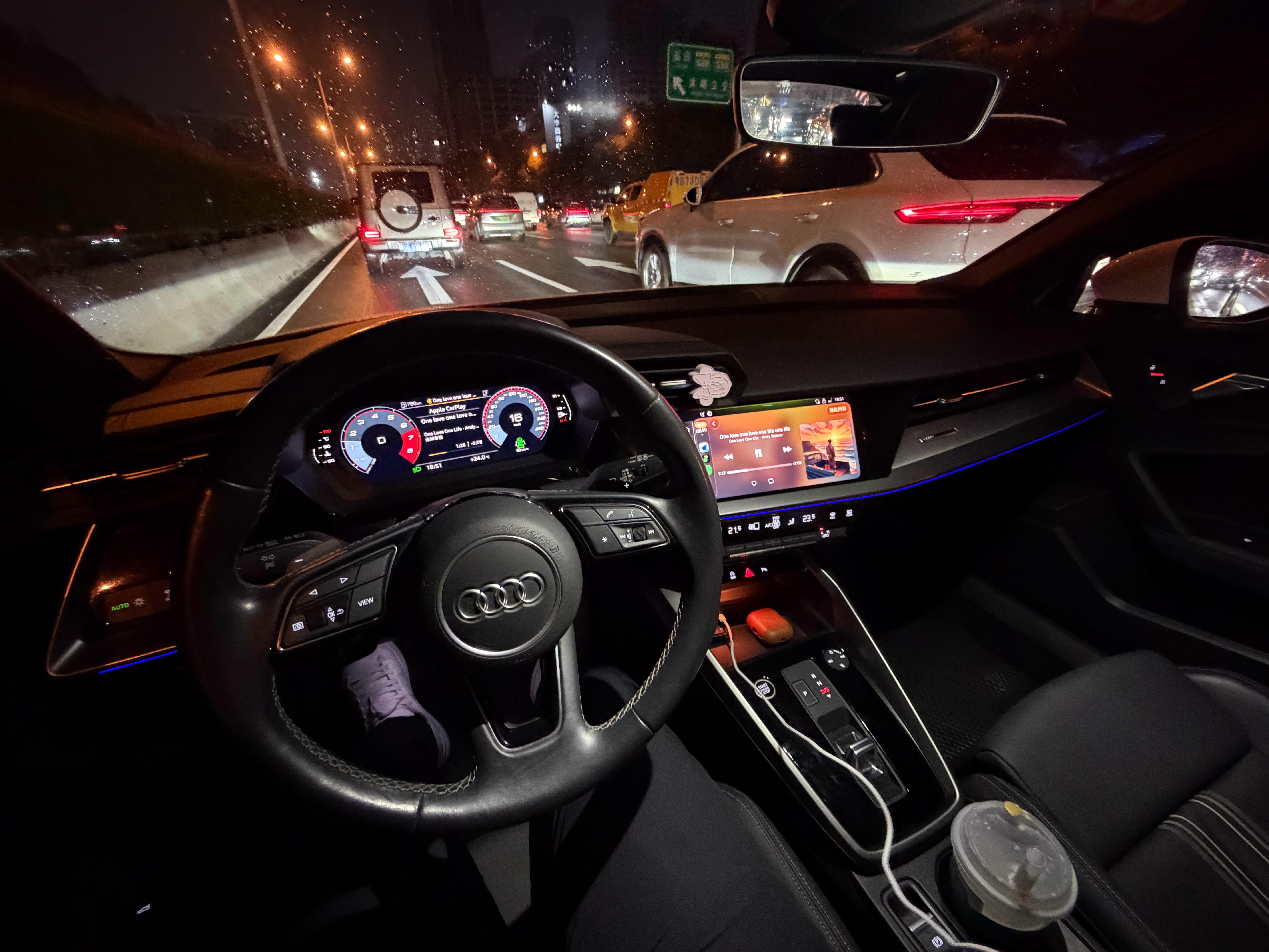 其实，A3的ACC这套基础辅助驾驶还行，跟车跟着还挺紧的，除了不会修正方向和主动