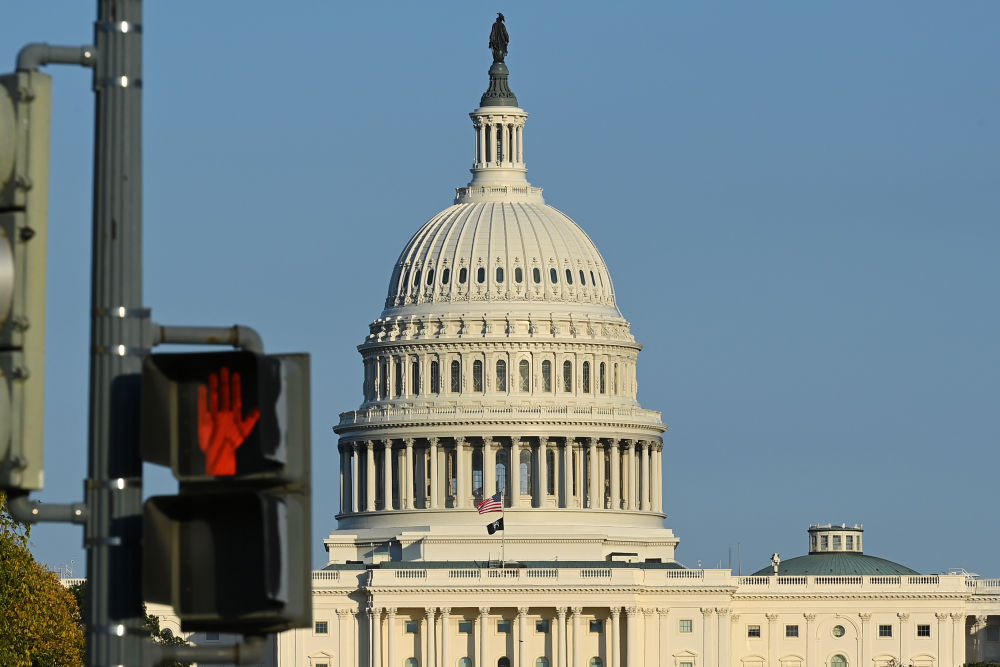 【#美政府停摆时长可能破纪录#】#美国多地救济站前排长队# 美国联邦政府“停摆”