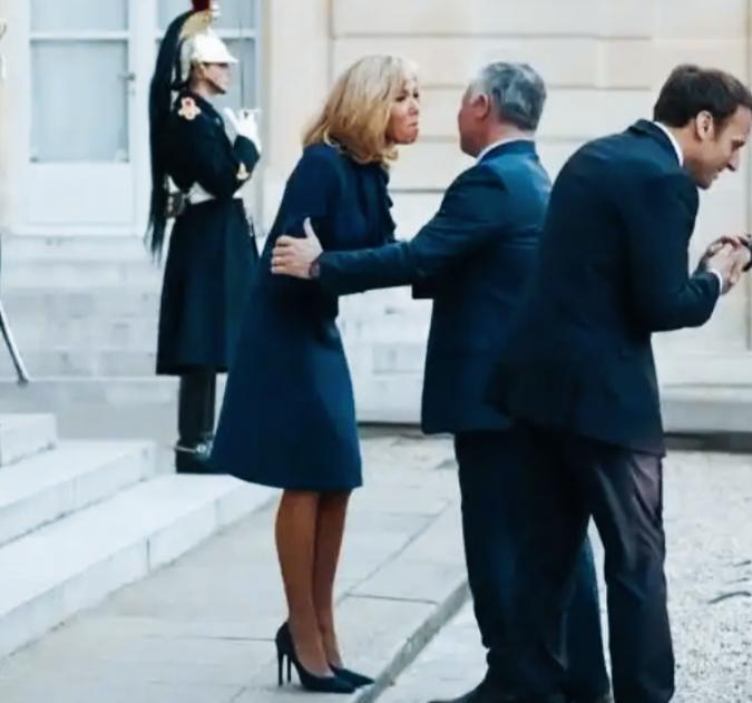 马克龙妻子布丽吉特这动作和表情是不是很有特点啊？
布丽吉特这表情是什么意思呢？