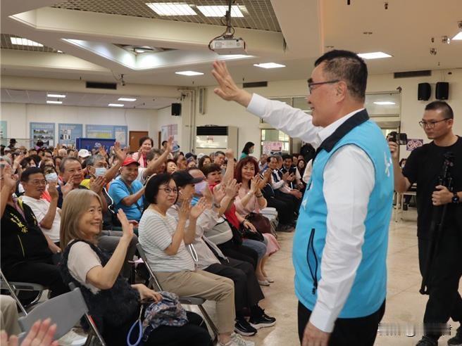 国民党新北市长参选人李四川今（16）日出席板桥区党部基层座谈会，现场涌入六百多位