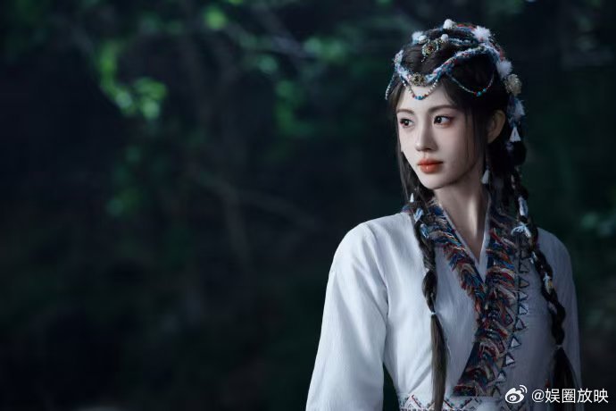  鞠婧祎给酷酷子吹风扇月鳞绮纪鞠婧祎也太暖心了！候场时给穿玩偶服的酷酷子吹风扇，