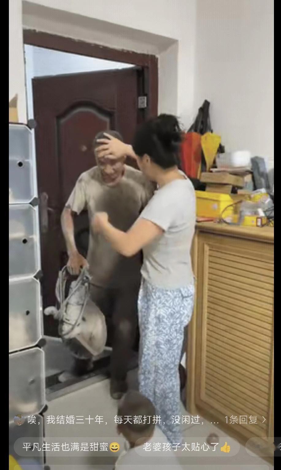 男子从工地下班回到家，一身的泥土，刚打开家门，刚学会走路的儿子拿来的拖鞋，妻子热