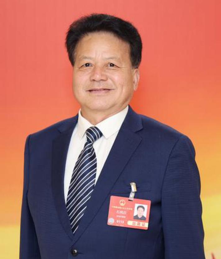 石炳启，1958年12月生，河北河间人，大校军衔、副师职退休军官，现任河间市大庄