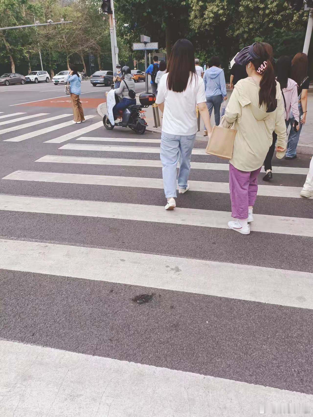 我妈妈说现在的人穿着打扮还没有九十年代时尚！！ ​​​