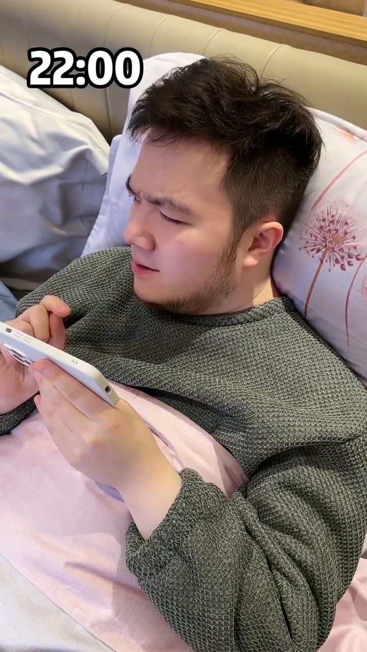 睡觉前的你要不要再看一集？睡七个小时也不是不行，再看一集。一小时后，再看一集。两