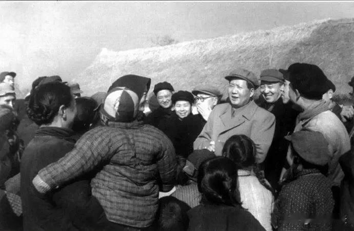 一个人对伟大领袖毛主席的态度，就是人民对他的态度。
他不把毛主席放在心里举在头上