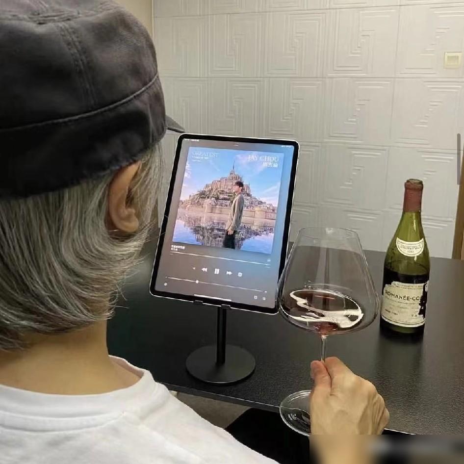 周星驰非常喜欢喝红酒，而且是很高端的那种。

真的到了中年才懂，这才是把“喝酒”