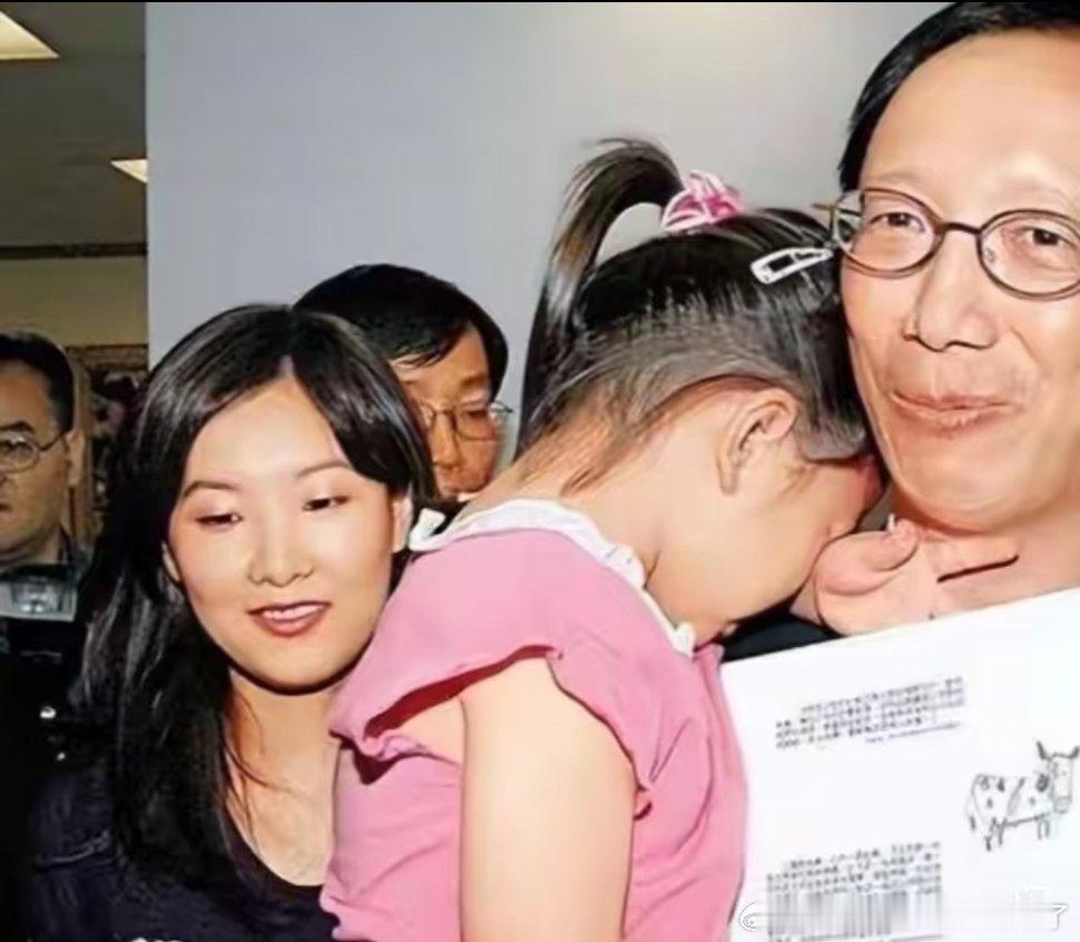 伏明霞年轻的时候真的是大美女，低头浅笑间散发着成熟女人的风韵，温婉贤淑的气质，真