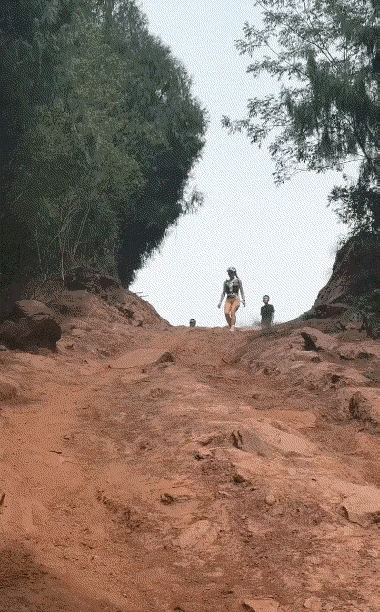 大姐下山很有经验，一看就是腿部很有力量💪