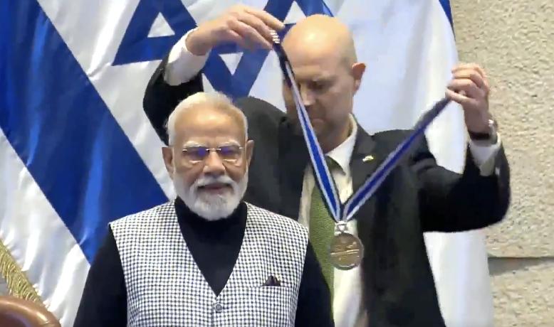 内塔尼亚胡玩了莫迪：
邀请他访问以色列，给他颁发了一个虚假的奖项，并让他随意发表