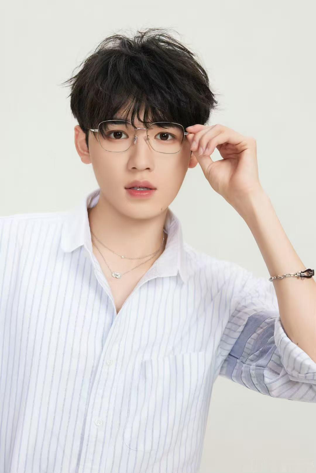 宋亚轩条纹衬衫眼镜自拍 ​​​这个宋亚轩帅的太超前了！！！多发库存！爱看～ ​​