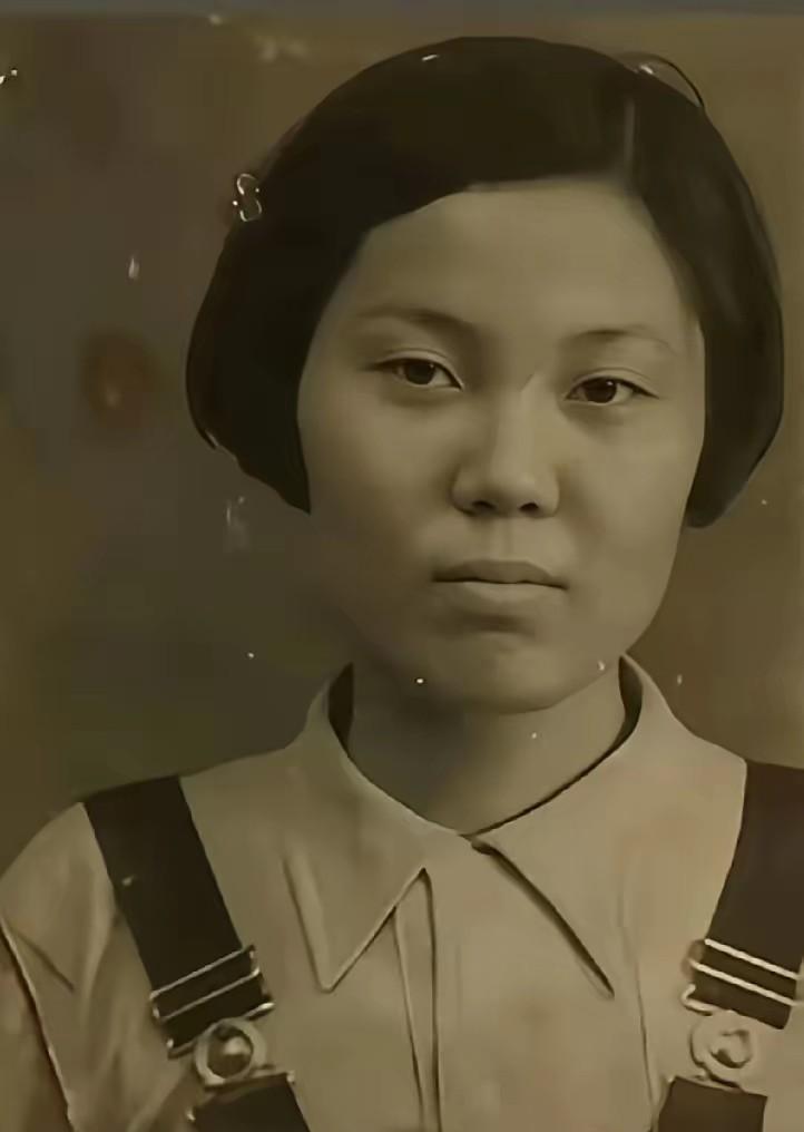 吴学成十六岁那年突然接到通知，说父亲吴石被枪毙了。没人敢碰父亲的骨灰，她顶着骂名