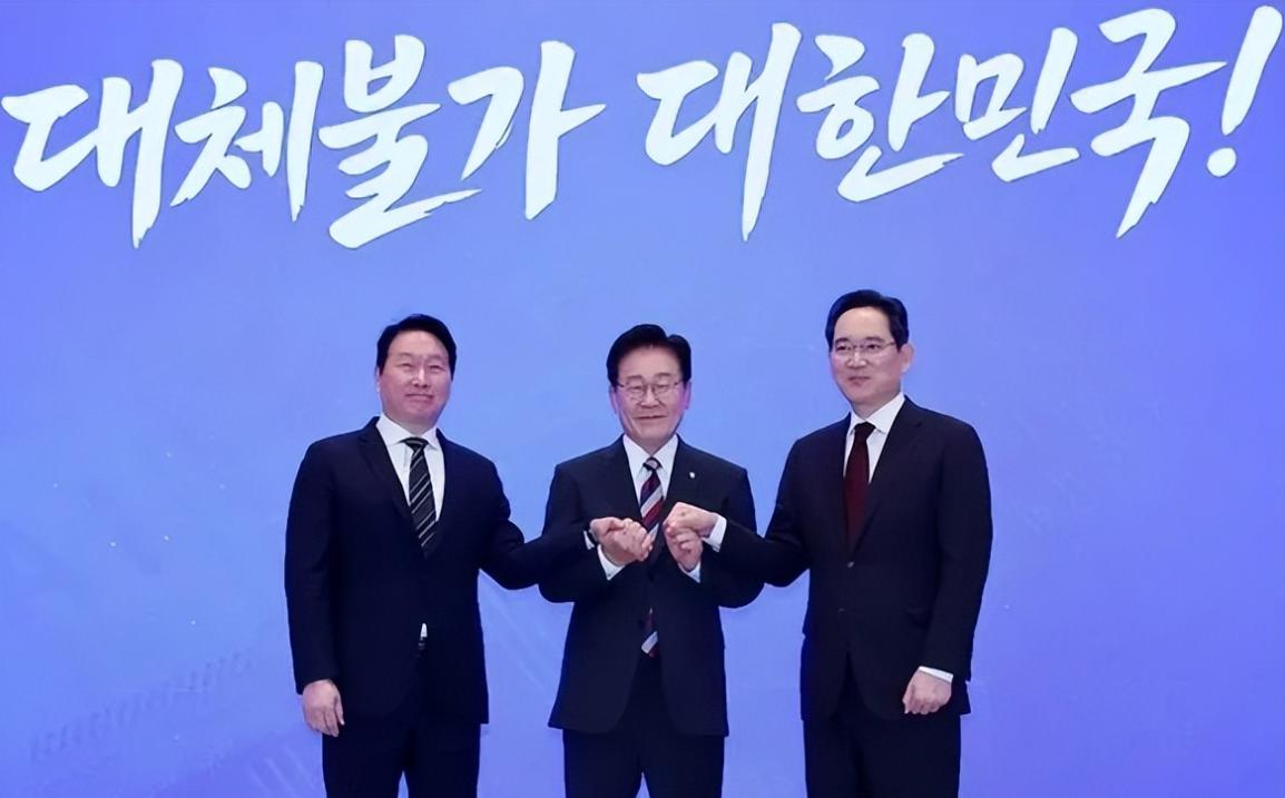 全网实时直播，当众丢掉身段，韩国这场政坛名场面，搁七十多年建国史上，也是破天荒头