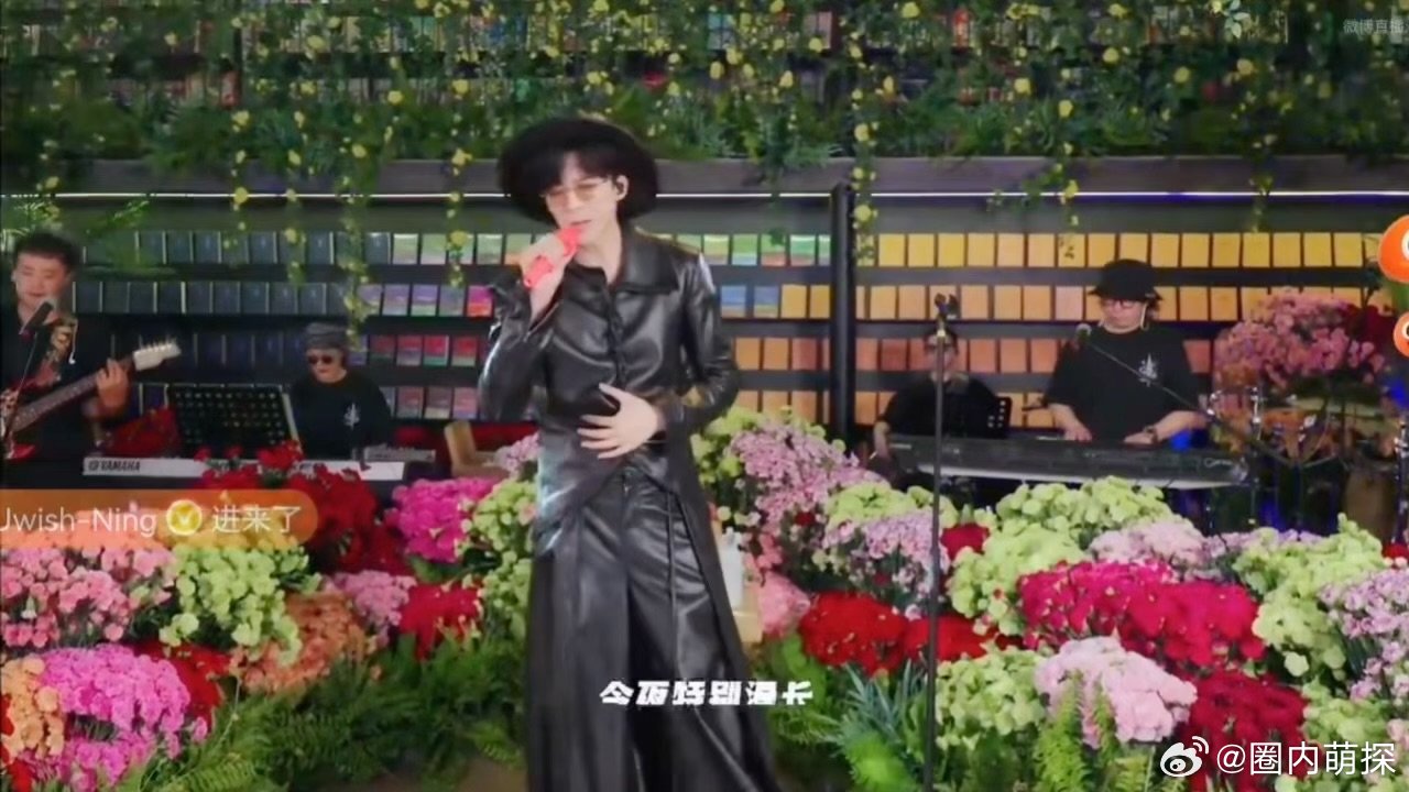 刘宇宁丹东舞王又扭起来了给刘宇宁唱嗨了旋律带动全部情绪，刘宇宁放开自我尽情扭动。