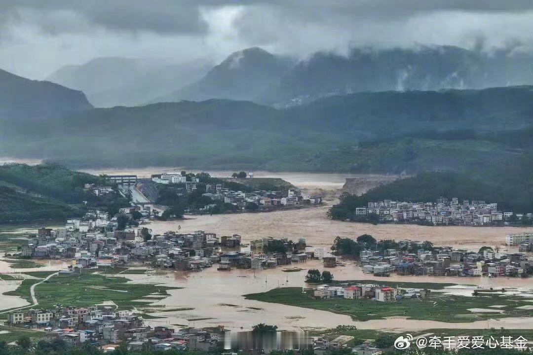 张天爱驰援广西灾区汛情无情人有情，张天爱通过“牵手爱爱心基金”驰援广西洪涝灾区，
