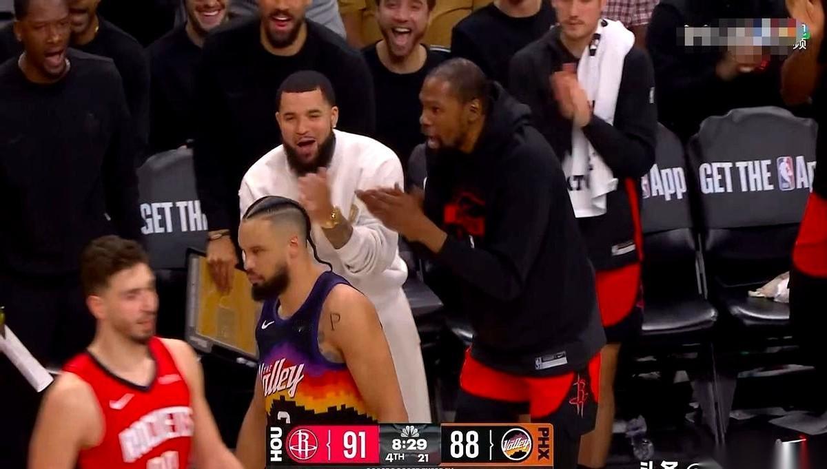 火箭队的狄龙，恐怕没想过会有这一天。
对手杜兰特冲过来鼓掌嘲讽就算了，连自己这边