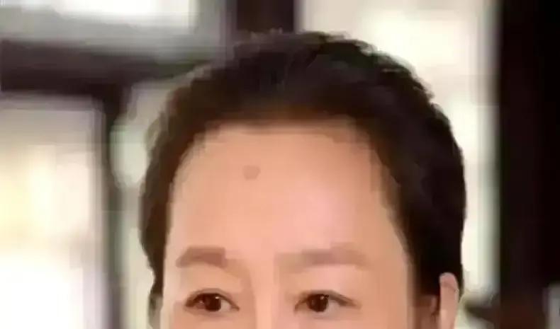 三十年，一张嘴编的故事，把奚美娟钉在“高龄生娃、前夫接盘”的耻辱柱上。她一句话没