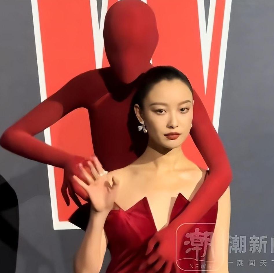 上海这一夜，出席W盛典的倪妮，又给娱乐圈的女明星们敲响了警钟！

倪妮背了个“小