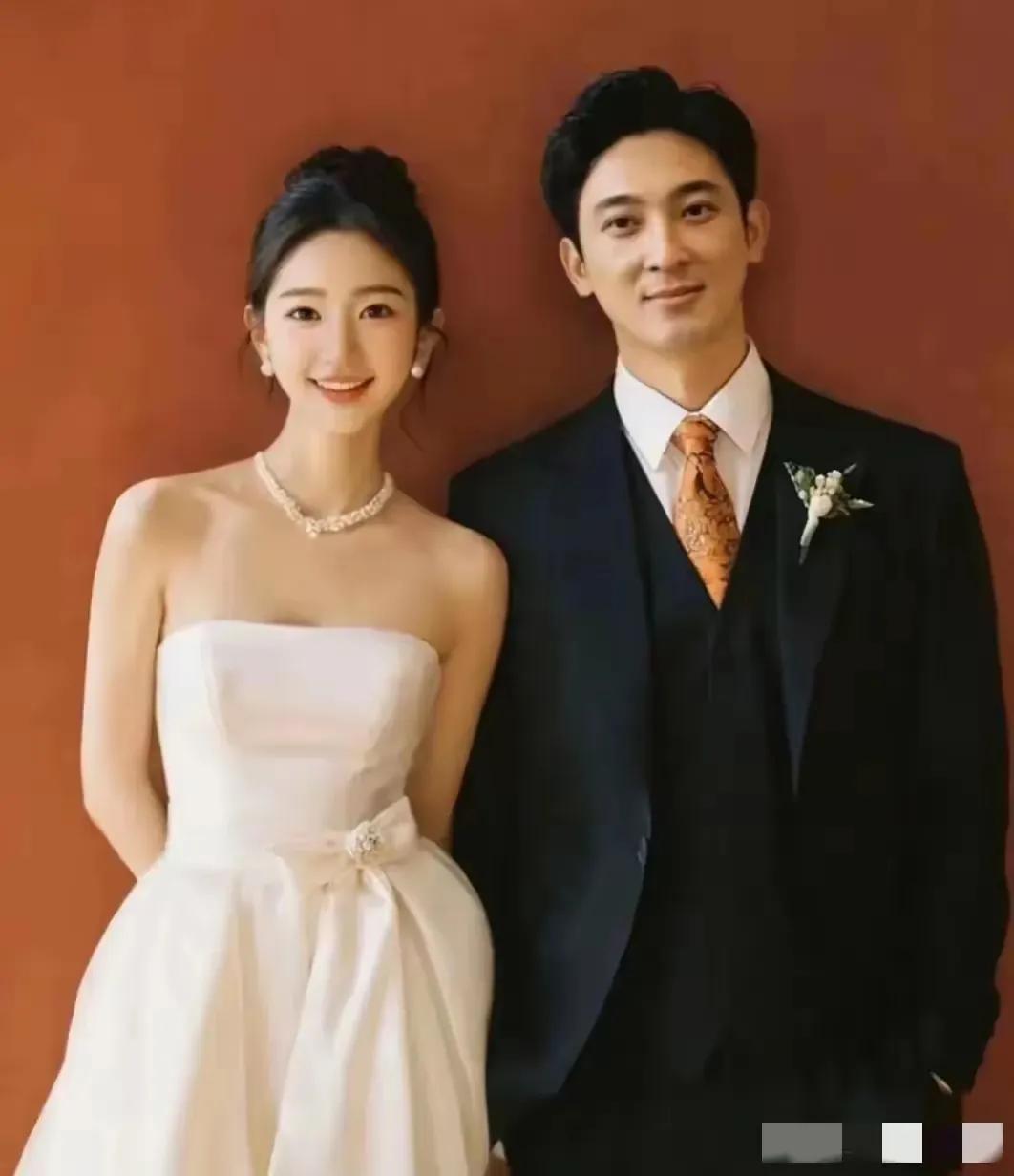 【一群傻姑娘】
一群傻姑娘，没见过世面，看见房子，车子，包包，跟着校长逛逛街，都