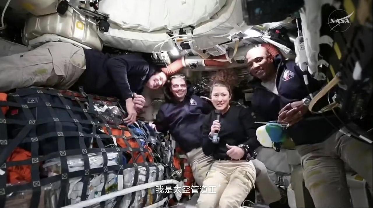 大漂亮绕月飞船内部生活环境实在不敢恭维。9立方米的“罐头舱”塞4个人，管线乱如麻