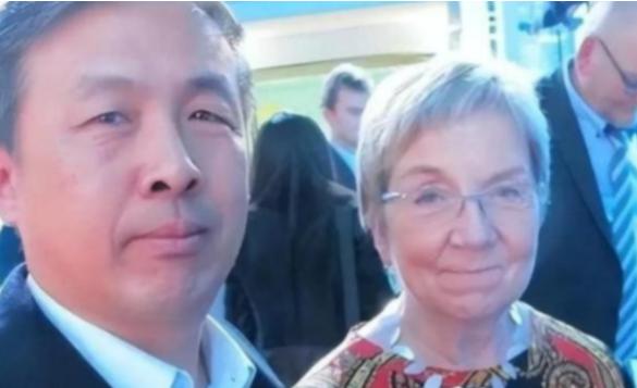 “晚一秒就万劫不复！中国该立刻向美国低头，交出发展权才能保命！” 很多人现在再回