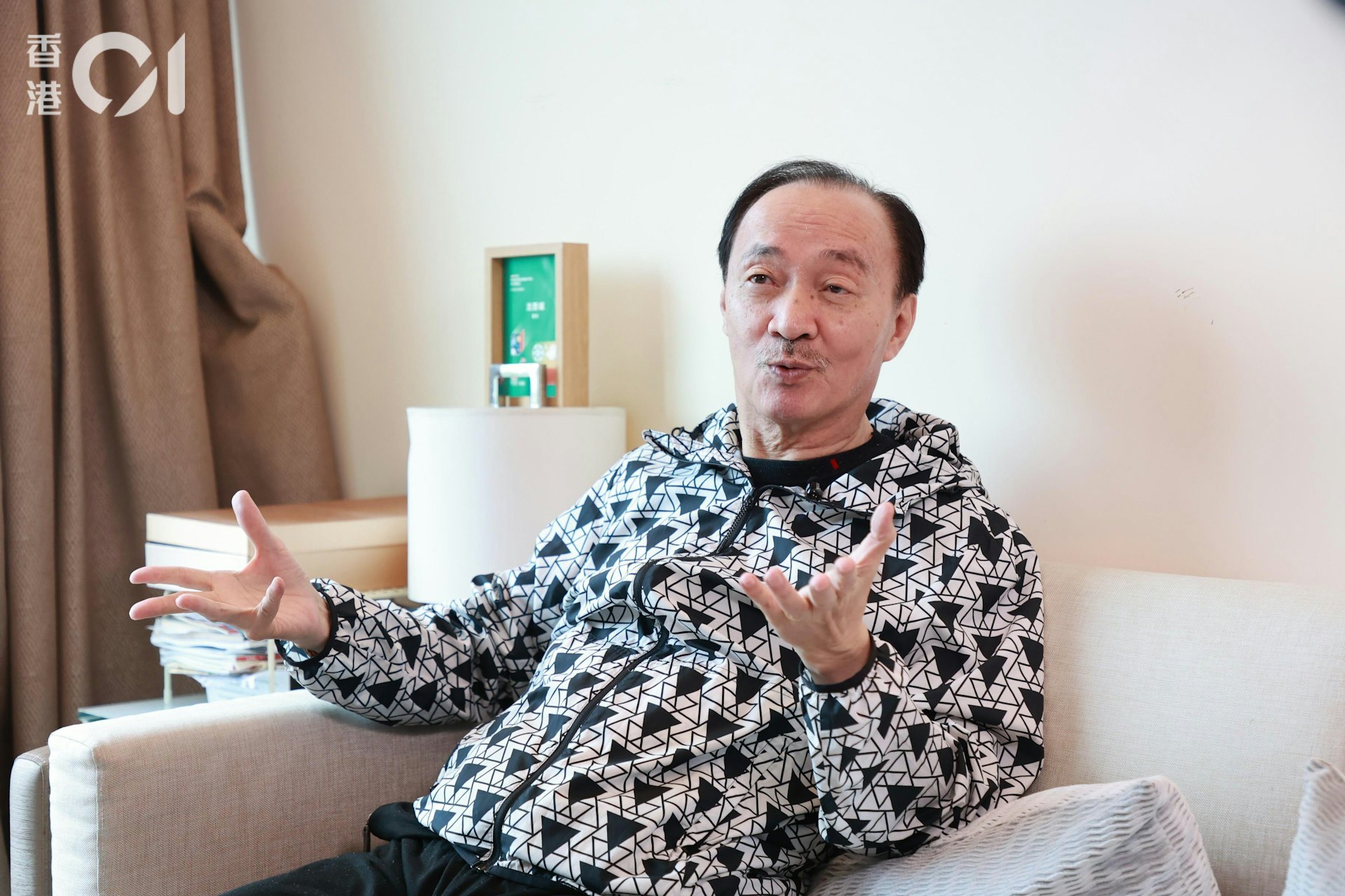 从电影《夜王》见到的夜总会，据沉西城解说，是混入了日式营运方式，故称为日式夜总会